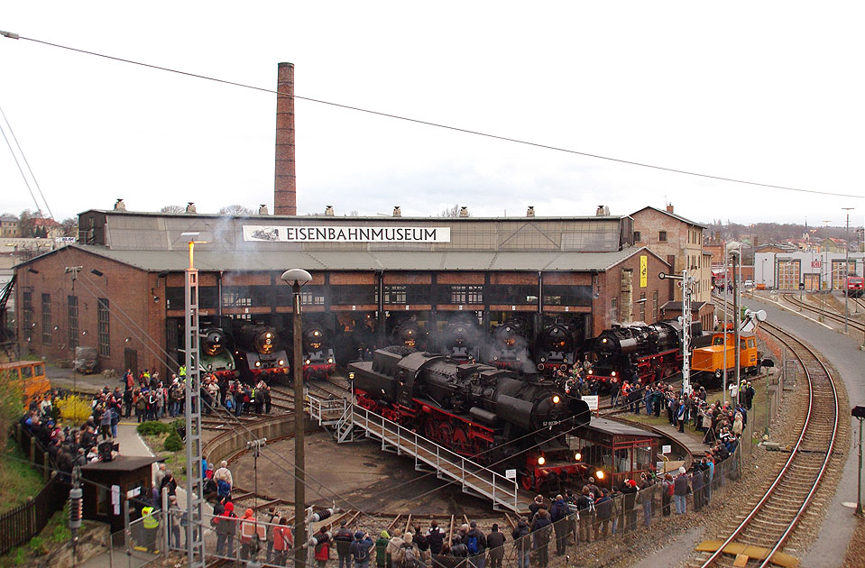 Eine Dampflok der Baureihe 52 im Bw dresden-Altstadt beim Dampfloktreffen