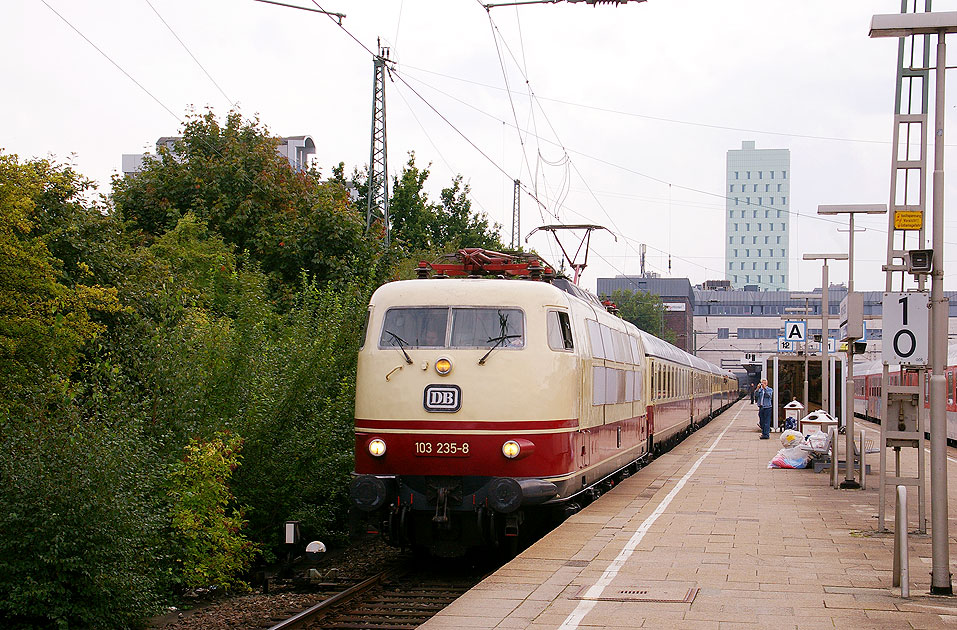 DB Baureihe 103 im Bahnhof Hamburg-Altona