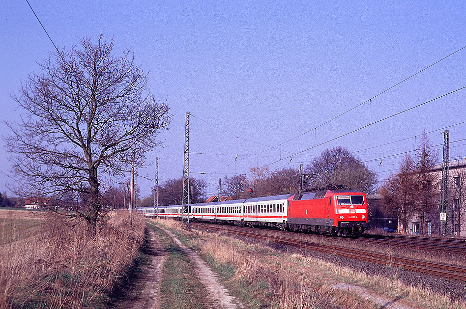 Eine Lok der Baureihe 120 im Bahnhof Klecken