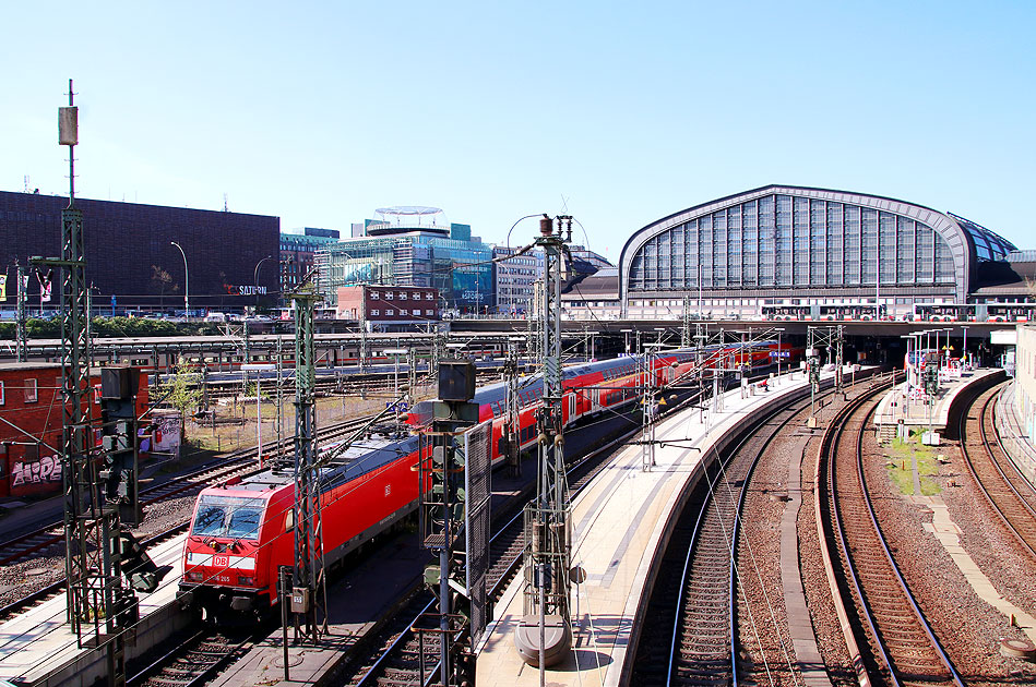 Eine Lok der Baureihe 146 von der DB in Hamburg Hbf