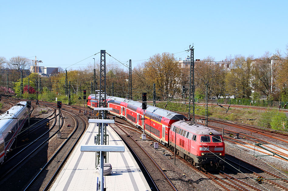 Eine Lok der Baureihe 218 im Hamburger Hbf