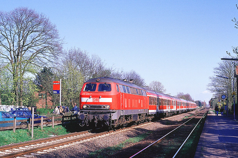 Eine Lok der Baureihe 218 im Bahnhof Himmelpforten an der Unterelbebahn