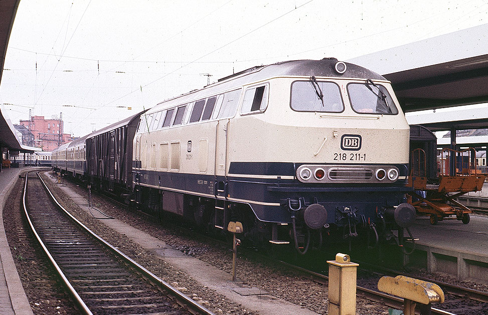 Eine Lok der Baureihe 218 in Nürnberg Hbf - Die 218 211-1 mit Behelfspackwagen