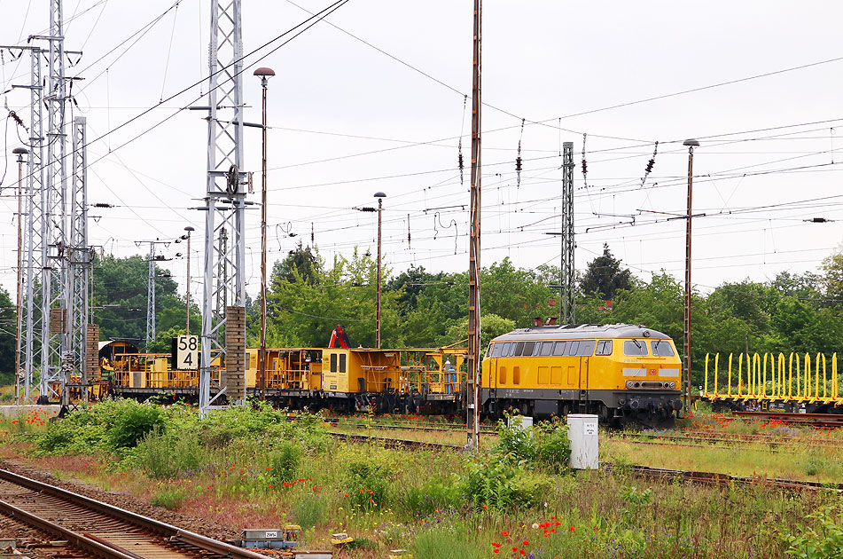 Eine Lok der Baureihe 218 im Bahnhof Stendal