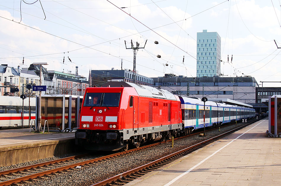 Eine Lok der Baureihe 245 während der Corona-Krise im Bahnhof Hamburg-Altona