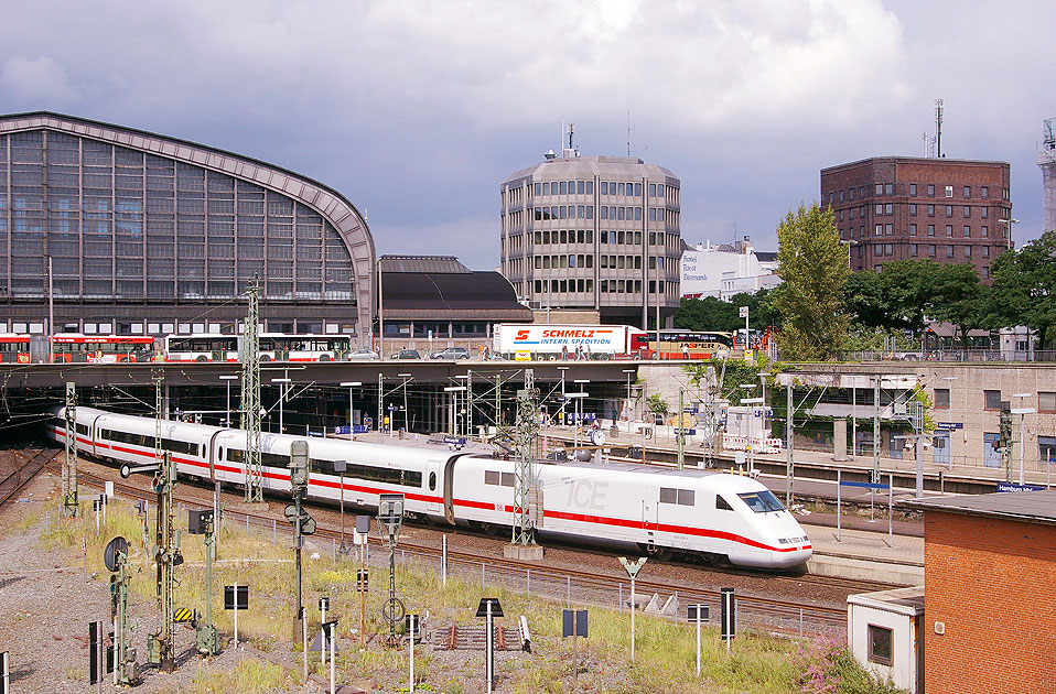 Hamburg Hbf mit einem ICE aus Berlin