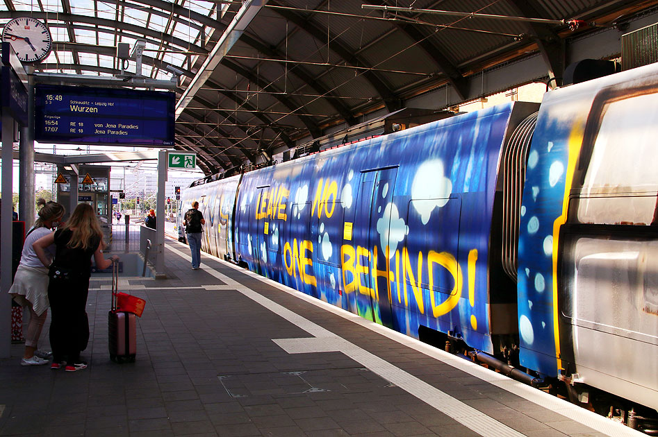 Leave no one behind Graffiti an einer S-Bahn in Halle an der Saale Hauptbahnhof