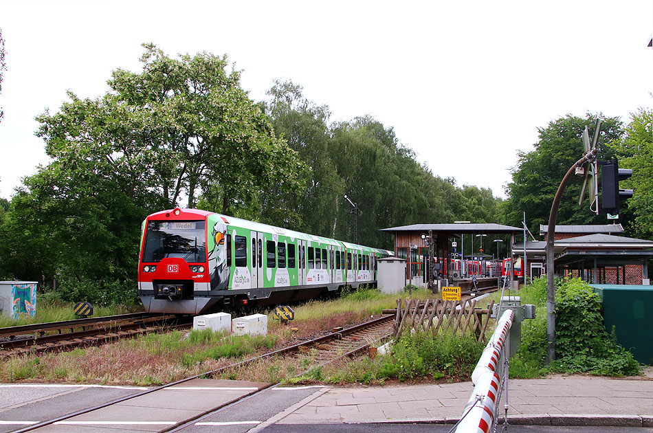 Die S-Bahn im Bahnhof Hamburg-Sülldorf