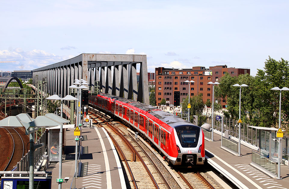 Eine S-Bahn der Baureihe 490 im Bahnhof Ebbrücken in Hamburg