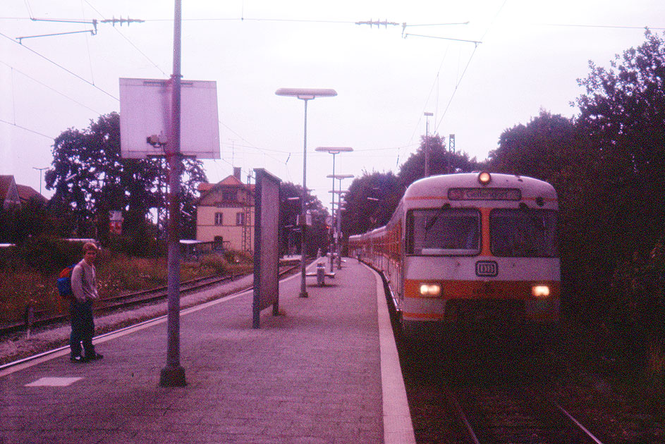 Eine S-Bahn der Baureihe 420 im Bahnhof Ebersberg