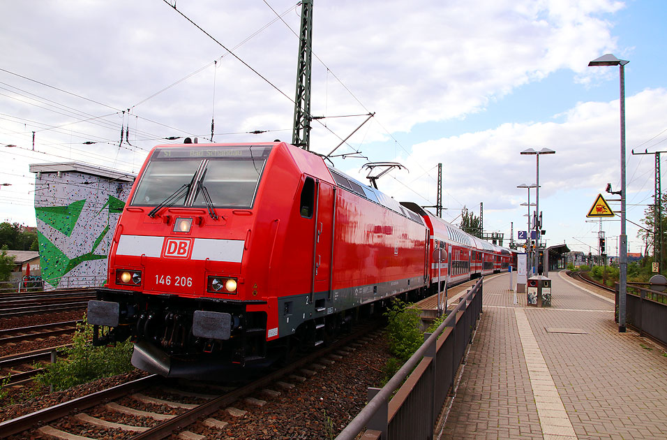 Mit Elektromobilität durch Dresden: Eine S-Bahn im Bahnhof Freiberger Straße in Dresden