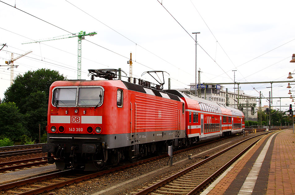 Eine Lok der Baureihe 143 im Bahnhof Dresden Hbf