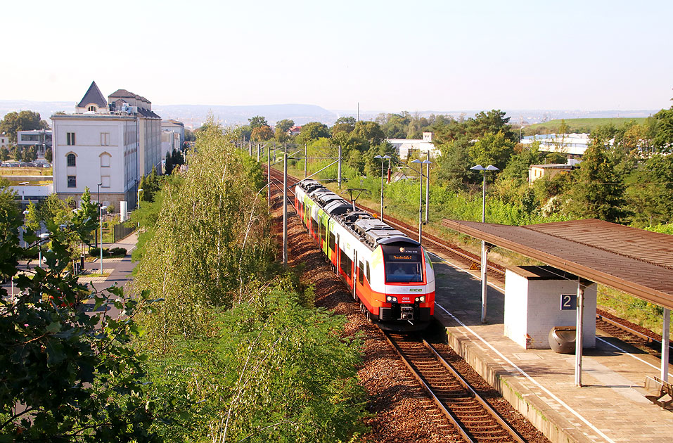 Ein ÖBB Akkutriebwagen von Siemens in Dresden im Haltepunkt Industriegelände