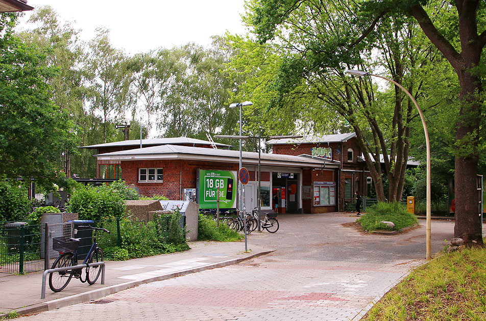 Das Bahnhofsgebäude vom Bahnhof Sülldorf in Hambug