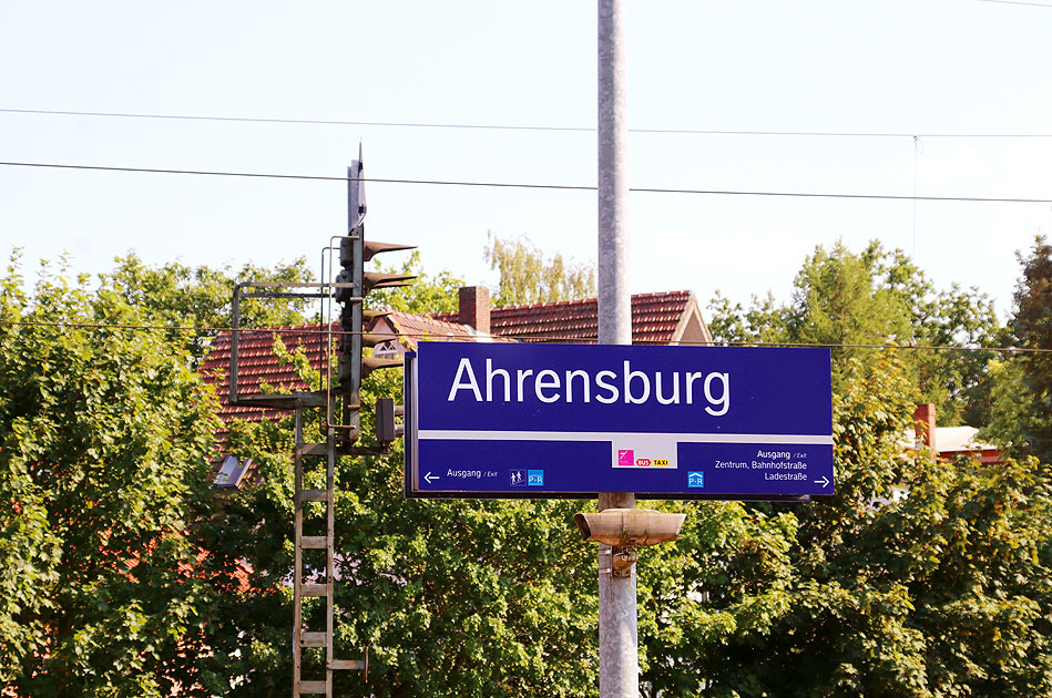 Ein Bahnhofsschild im Bahnhof Ahrensburg an der Hauptstrecke Hamburg - Lübeck