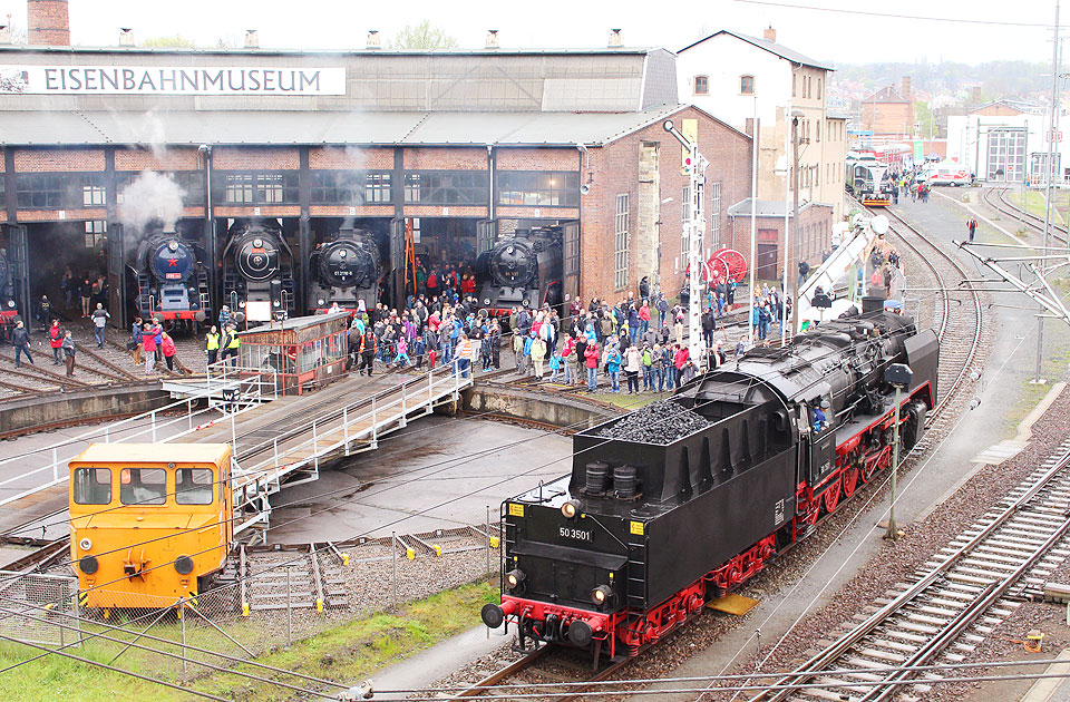 Die Dampflok 50 3501 fährt am Dampfloktreffen in Dresden am Bw Dresden-Altstadt vorbei