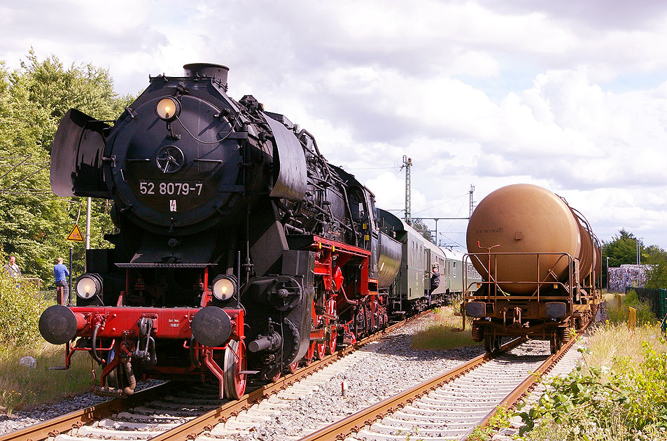 Eine Dampflok der Baureihe 52 im Bahnhof Tornesch - Lok 52 8079-7