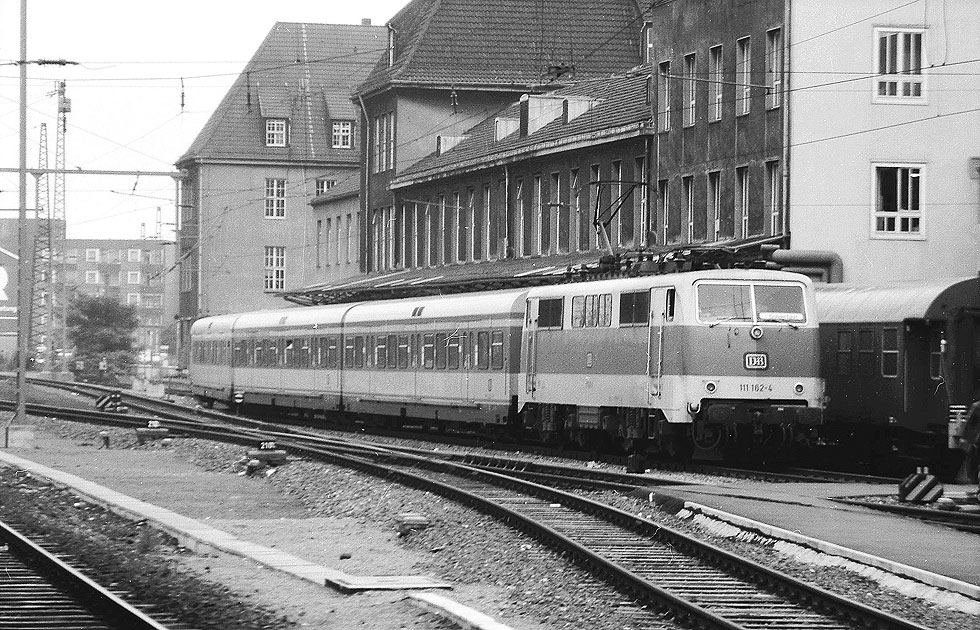 DB Baureihe 111 in Dortmund Hbf mit Rhein-Ruhr S-Bahn