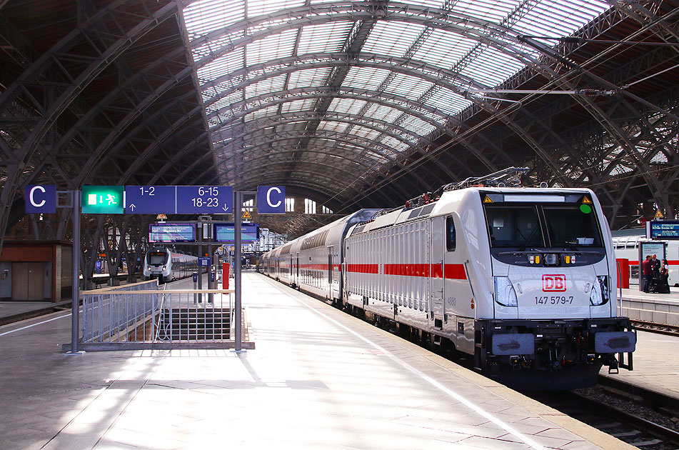 Eine E-Lok der Baureihe 147 in Leipzig Hbf