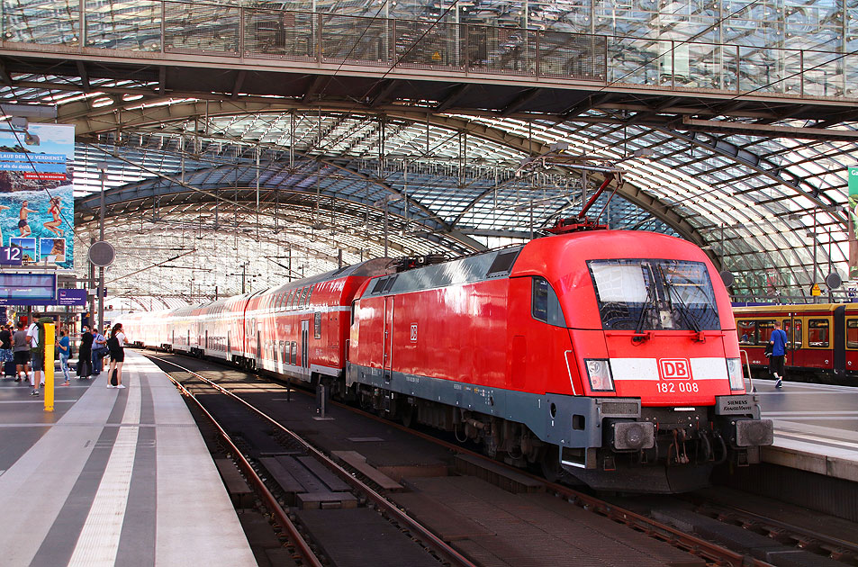 Eine Lok der Baureihe 182 in Berlin Hbf