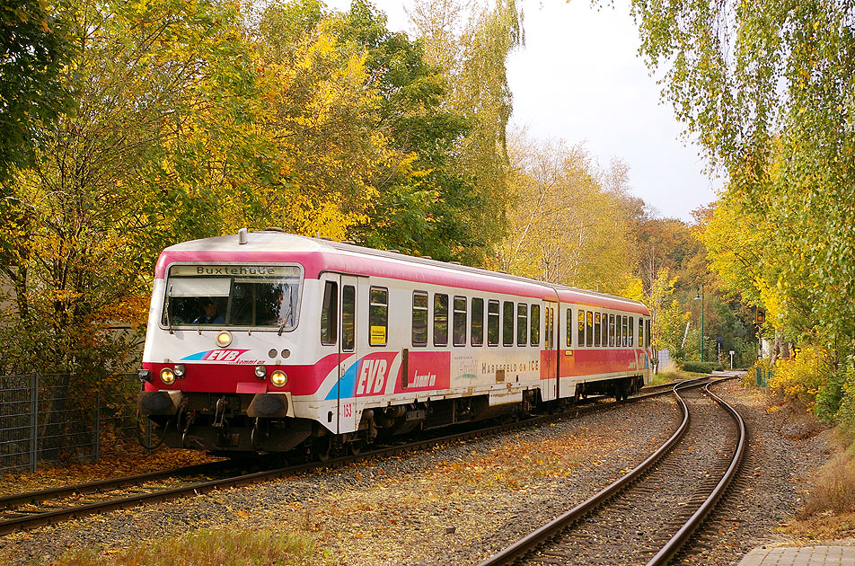 Im Bahnhof Harsefeld fährt ein 628 der EVB ein