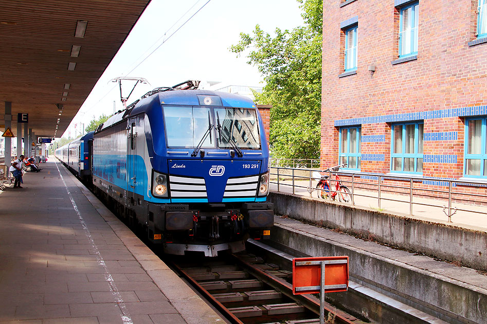 Eine CD Lok der Baureihe 193 im Bahnhof Hamburg-Altona