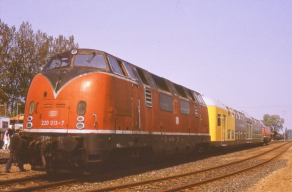 Die 220 013-7 mit dem VLV Doppelstockwagen und der V 200 007 in Lübeck-Schlutup