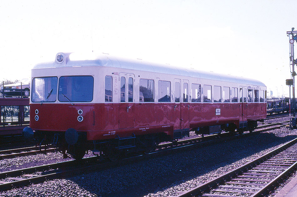 Der Esslinger Triebwagen T2 von der NVAG im Bahnhof Niebüll der Bundesbahn