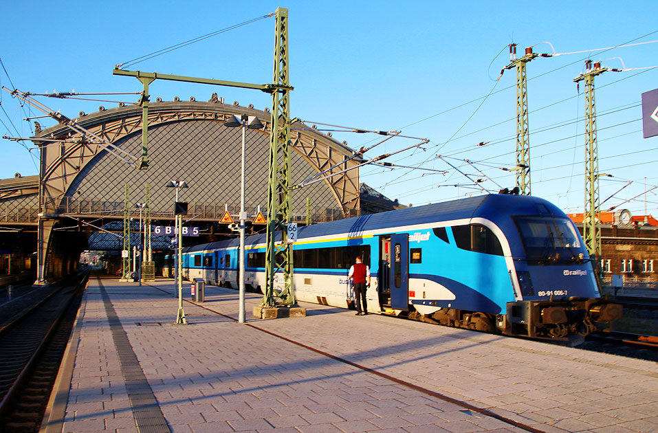 Der Railjet von der CD im Bahnhof Dresden-Neustadt