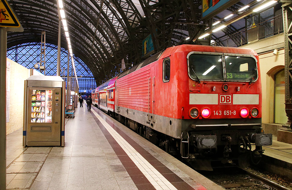 In Dresden Hbf steht hier die 143 651-8