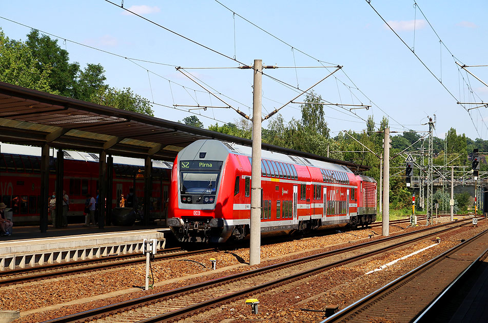 Eine S-Bahn im Bahnhof Pirna der S-Bahn Dresden