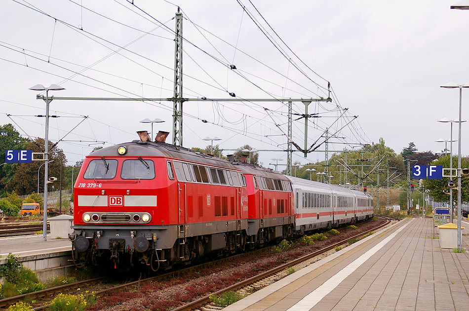 Zwei Loks der Baureihe 218 mit einem IC im Bahnhof Itzehoe