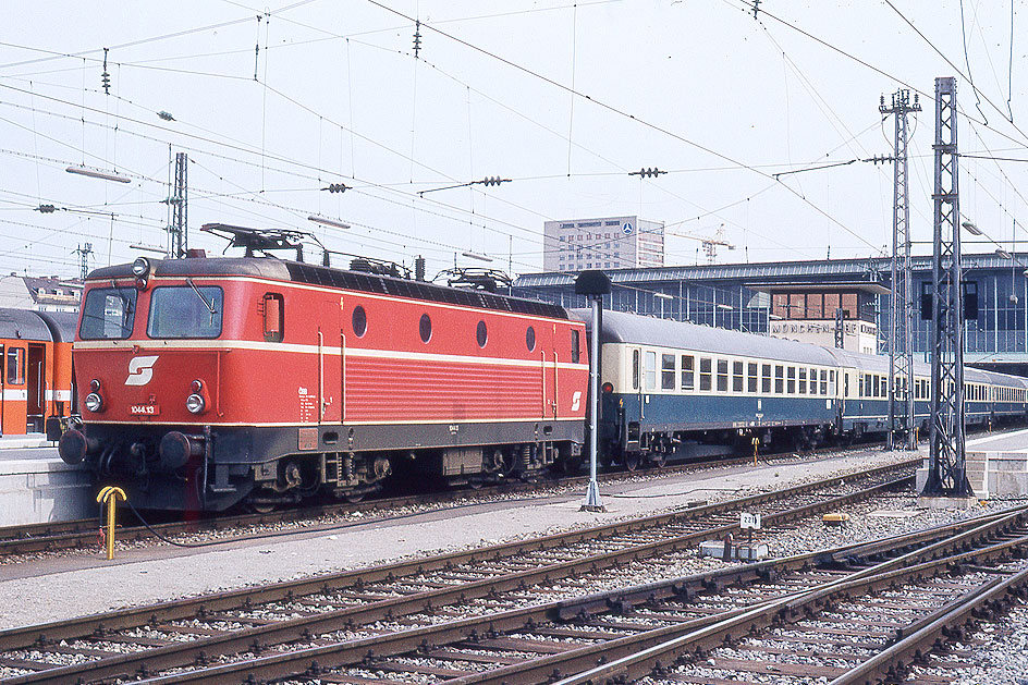 Eine ÖBB 1044 in München Hbf - die 1044.13