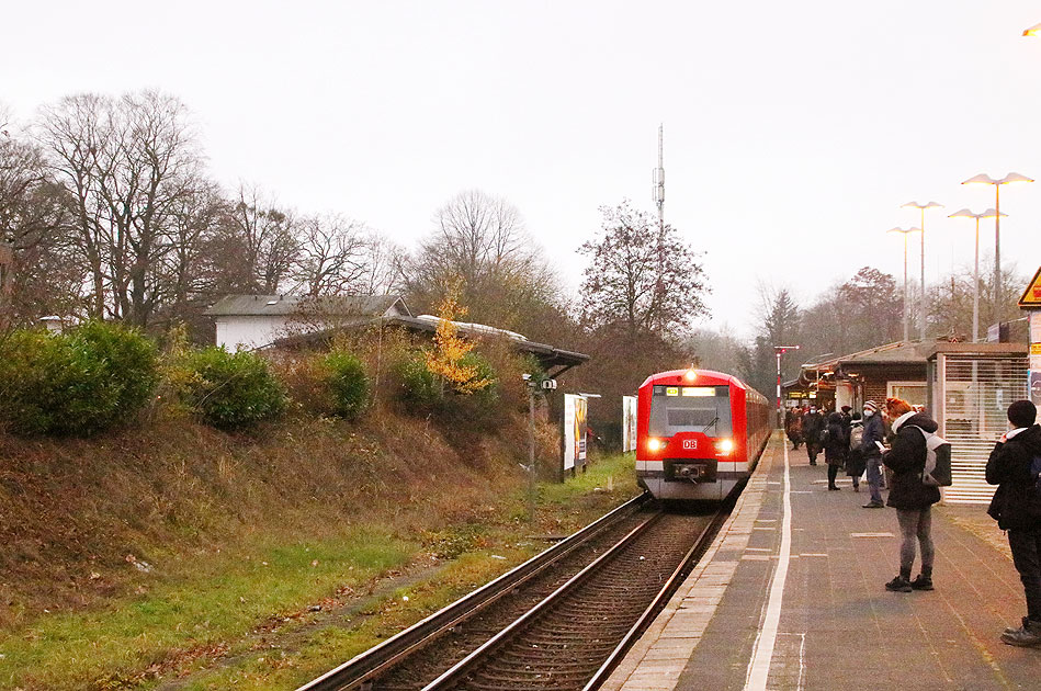 Der Abschied von der Baureihe 472 war ausgefallen. Ein 474 fährt in den Bahnhof Klein Flottbek ein.