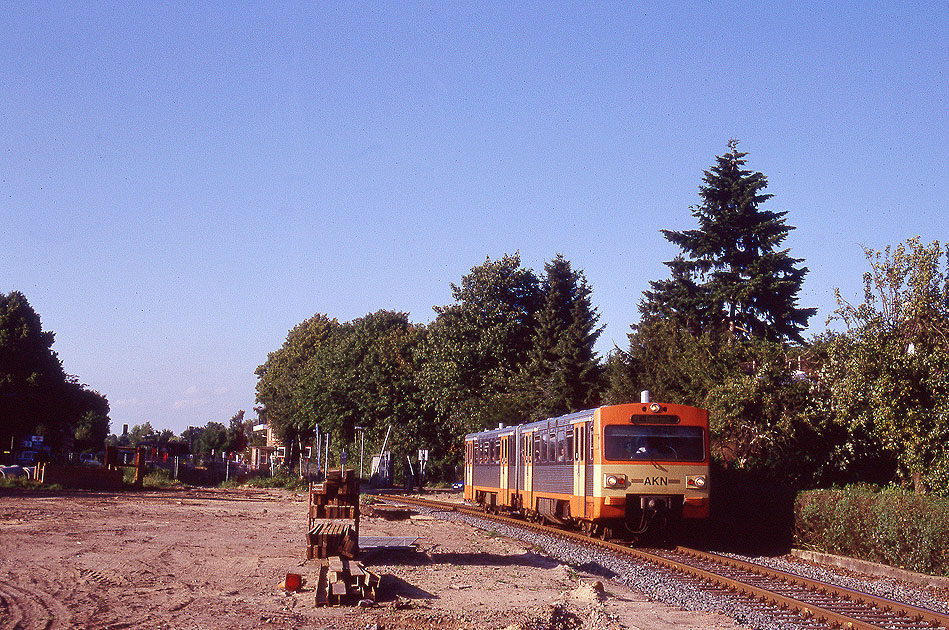 AKN VT2E an der Baustelle für den Bahnhof Eidelstedt Zentrum hinter dem Bahnhof Eidelstedt Ost