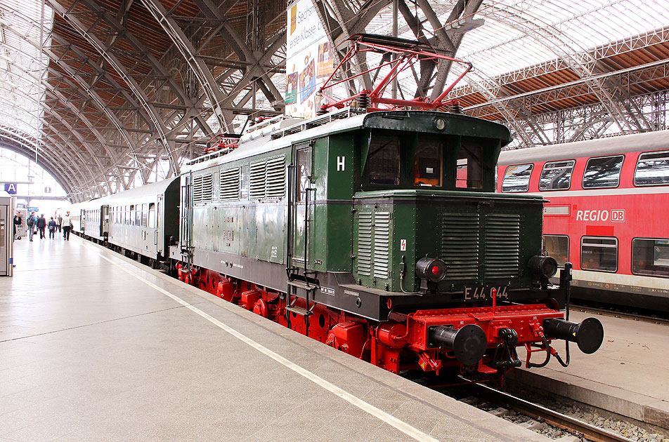 Die E44 044 in Leipzig Hbf mit einem Sonderzug