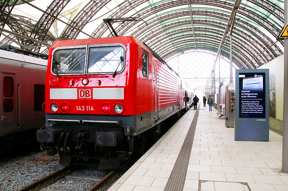 Eine Lok der Baureihe 143 in Dresden Hbf