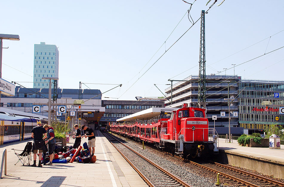 Autozug im Bahnhof Hamburg-Altona mit einer 362