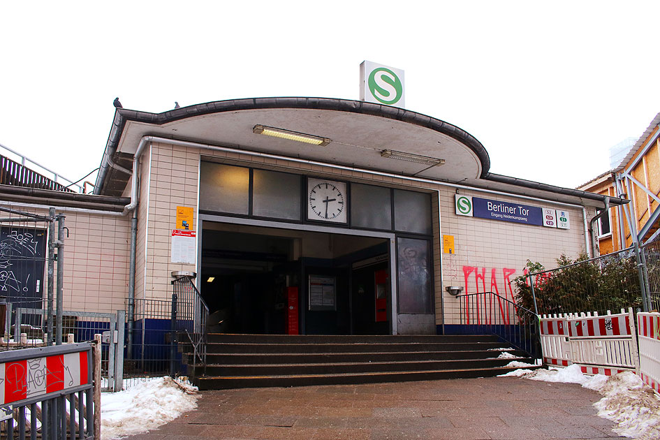 Der Eingang Heidenkampfsweg vom Bahnhof Berliner Tor