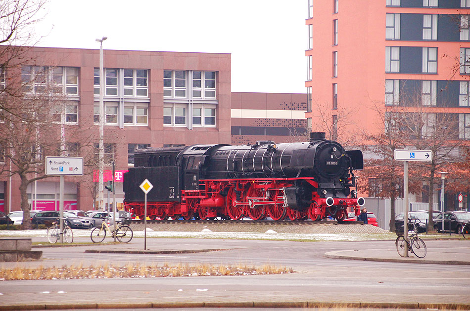 Die Dampflok 01 1063 als Denkmal in Braunschweig vor dem Hauptbahnhof