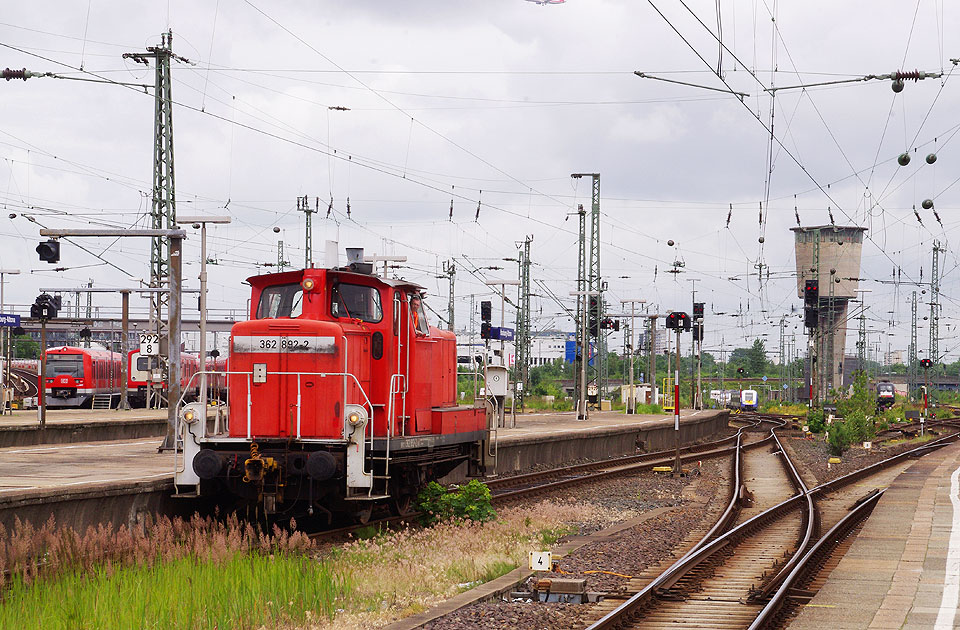 Eine Lok der Baureihe 362 im Bahnhof Habmurg-Altona