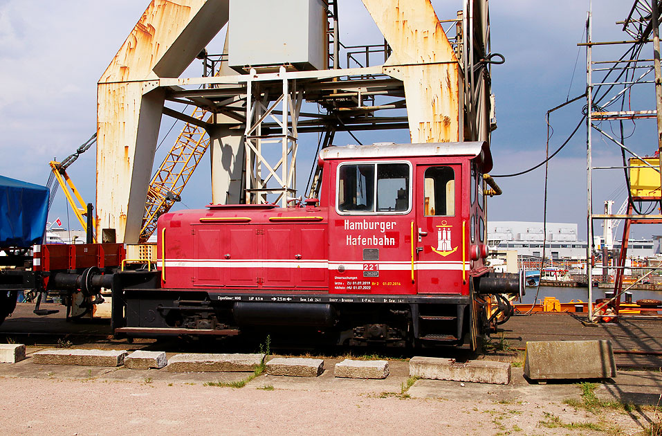 Die Lok 221 der Hamburger Hafenbahn bei der Stiftung Hamburg Maritim - eine O&K Lok