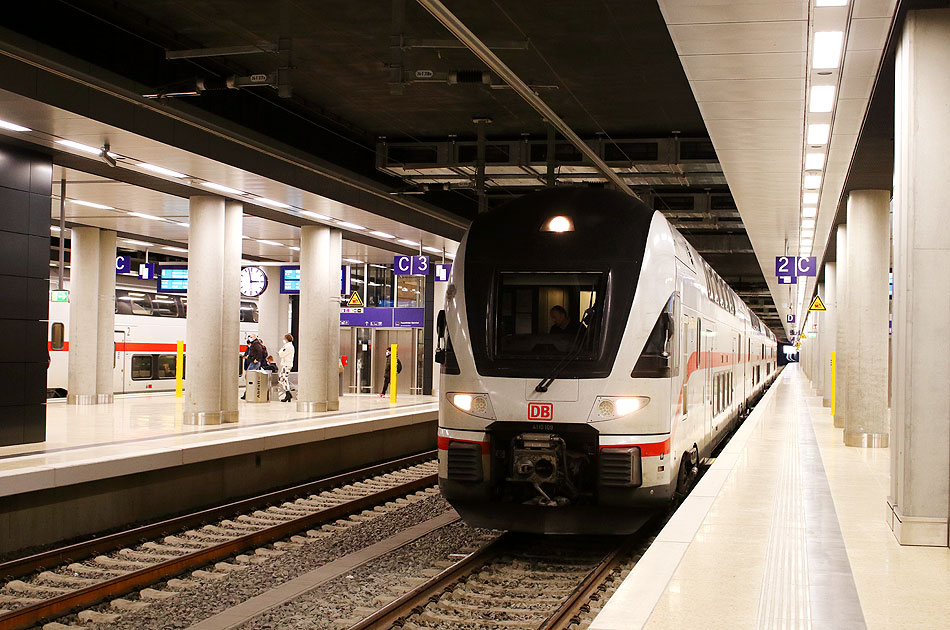 Im Bahnhof Flughafen BER Berlin steht ein IC Doppelstocktriebwagen der Baureihe 4110