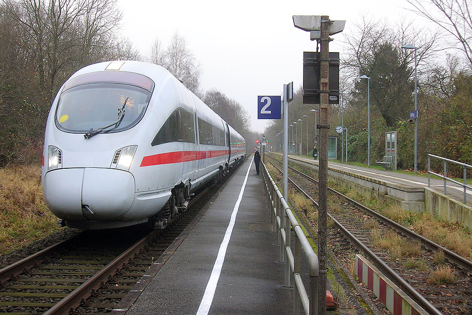 Ein ICE im Bahnhof Haffkrug