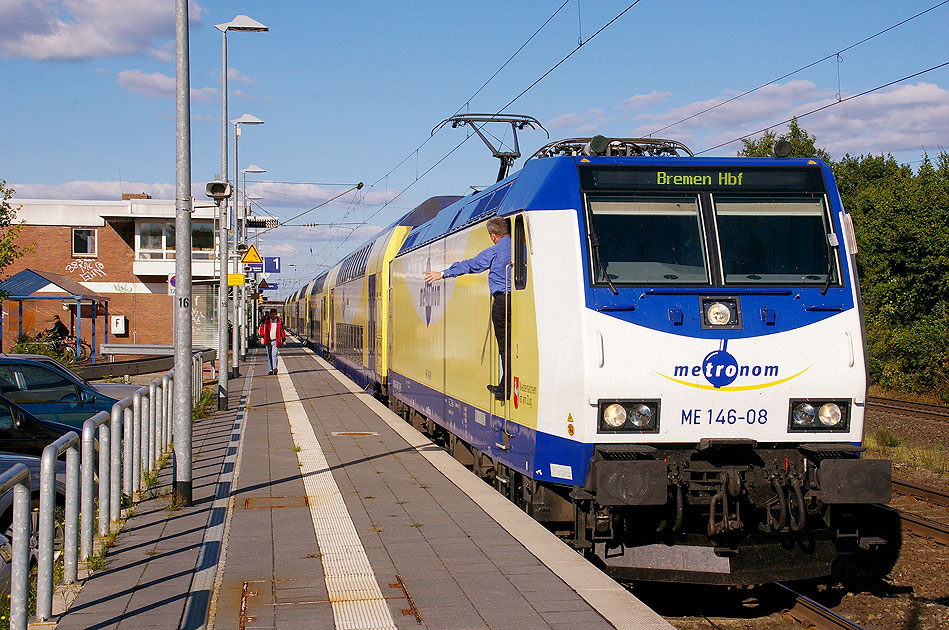 Die Metronom-Lok 146-08 im Bahnhof Scheeßel