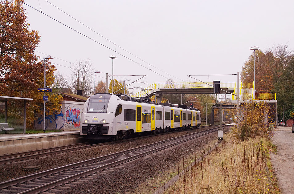 Transregio Triebwagen im Bahnhof Klecken