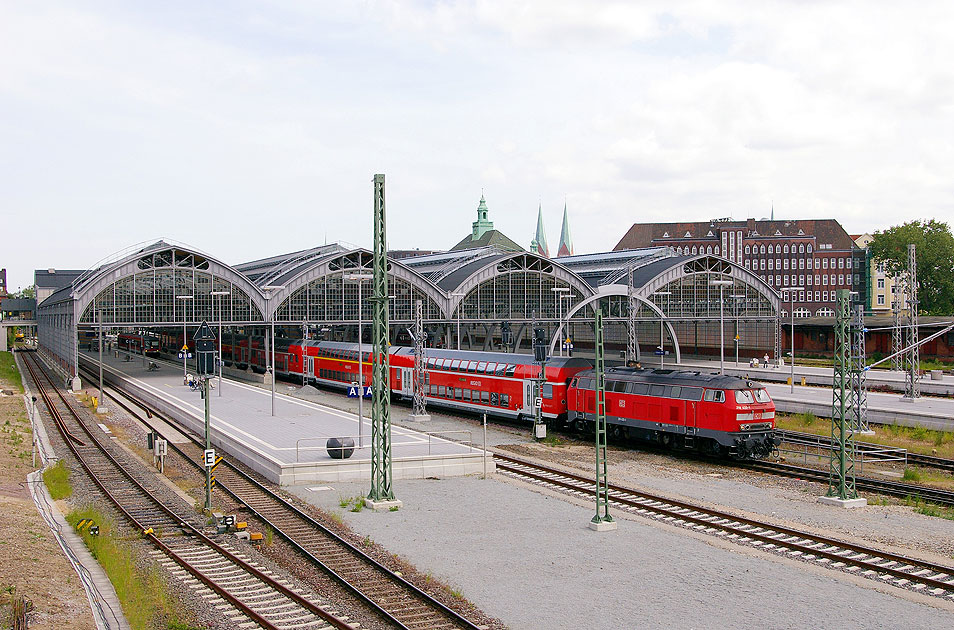 Die DB Baureihe 218 mit einem Doppelstockzug - Lübeck Hbf