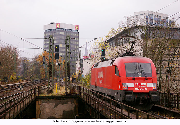 DB Baureihe 182 im Bahnhof Hamburg Dammtor - 182 019-0 von Railion DB