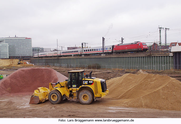 Eine Lok der Baureihe 101 auf der Pfeilerbahn in Hamburg