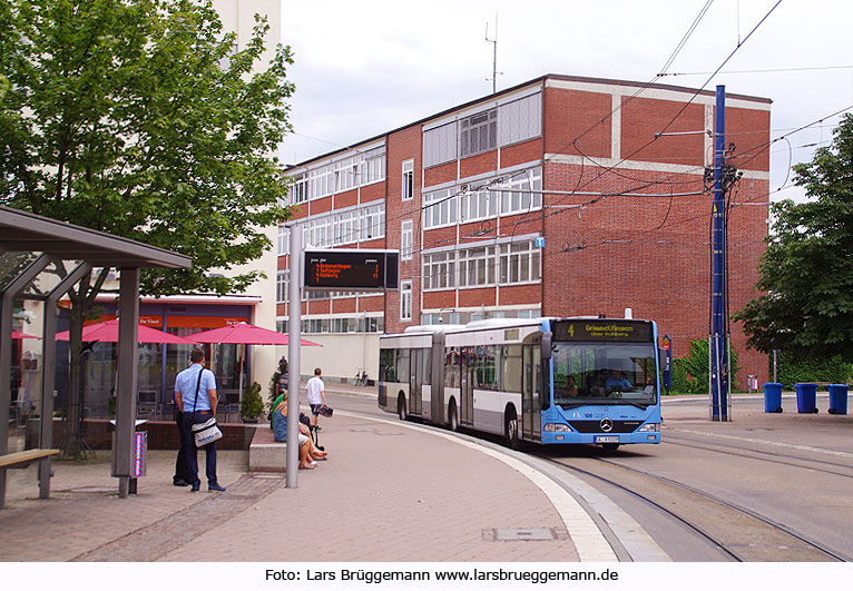 Die Straßenbahn in Ulm - Stadtbus in Ulm an der Haltestelle Willy-Brandt-Platz